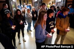 Para siswa menghadiri acara vigil di LakePoint Community Church di Oxford, Michigan, Selasa, 30 November 2021. (Foto: AP)