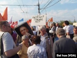 2012年5月的莫斯科反政府集会中，一名示威者手举霍多尔科夫斯基头像表达对他的支持 (美国之音白桦)