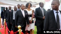 Retired general Constantino Chiwenga and Defense Minister Kembo Mohadi arrive at the State House to take oaths of office as Zimbabwe's vice presidents, Harare, Dec. 28, 2017.