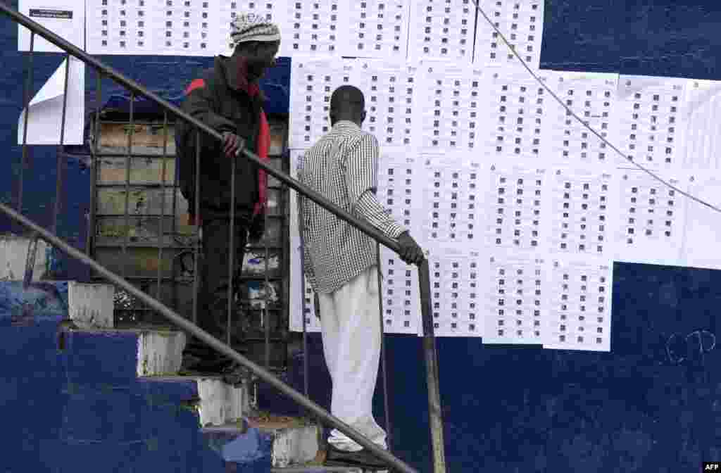Les électeurs libériens recherchent leurs noms sur des listes postées à l&#39;extérieur d&#39;un bureau de vote à Monrovia, le 26 décembre 2017.