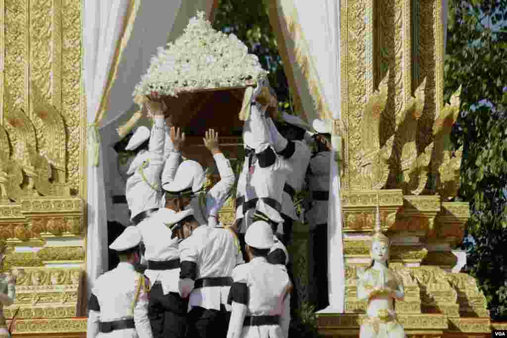 ពិធីបូជាព្រះសពរបស់សម្តេចក្រុមព្រះ នរោត្តម រណឫទ្ធិ នៅវាលព្រះមេរុ មុខវត្តបុទមវតី រាជធានីភ្នំពេញ ថ្ងៃទី៨ ខែធ្នូ ឆ្នាំ២០២១។ (ហ៊ាន សុជាតា/វីអូអេ)