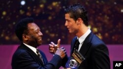 Cristiano Ronaldo, joueur du Portugal, reçoit des mains de l’ancienne star du footballeur Pelé le trophée du meilleur joueur de la Fifa 2008 à Zurich, Suisse, 12 janvier 2009. 