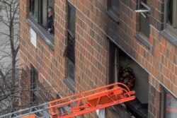 Una escalera conduce a una ventana después de un incendio fatal en un edificio de apartamentos en el Bronx el domingo 9 de enero de 2022 en Nueva York.