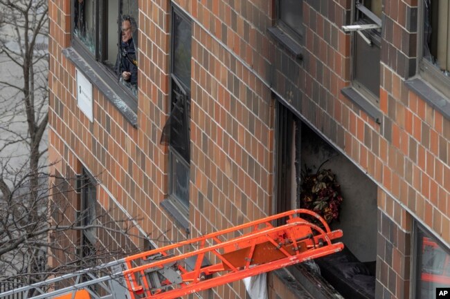 Una escalera conduce a una ventana después de un incendio fatal en un edificio de apartamentos en el Bronx el domingo 9 de enero de 2022 en Nueva York.
