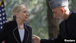 Ngoại trưởng Hoa Kỳ Hillary Clinton và Tổng thống Afghanistan Hamid Karzai tại cuộc họp báo ở Kabul, ngày 7 tháng 7, 2012