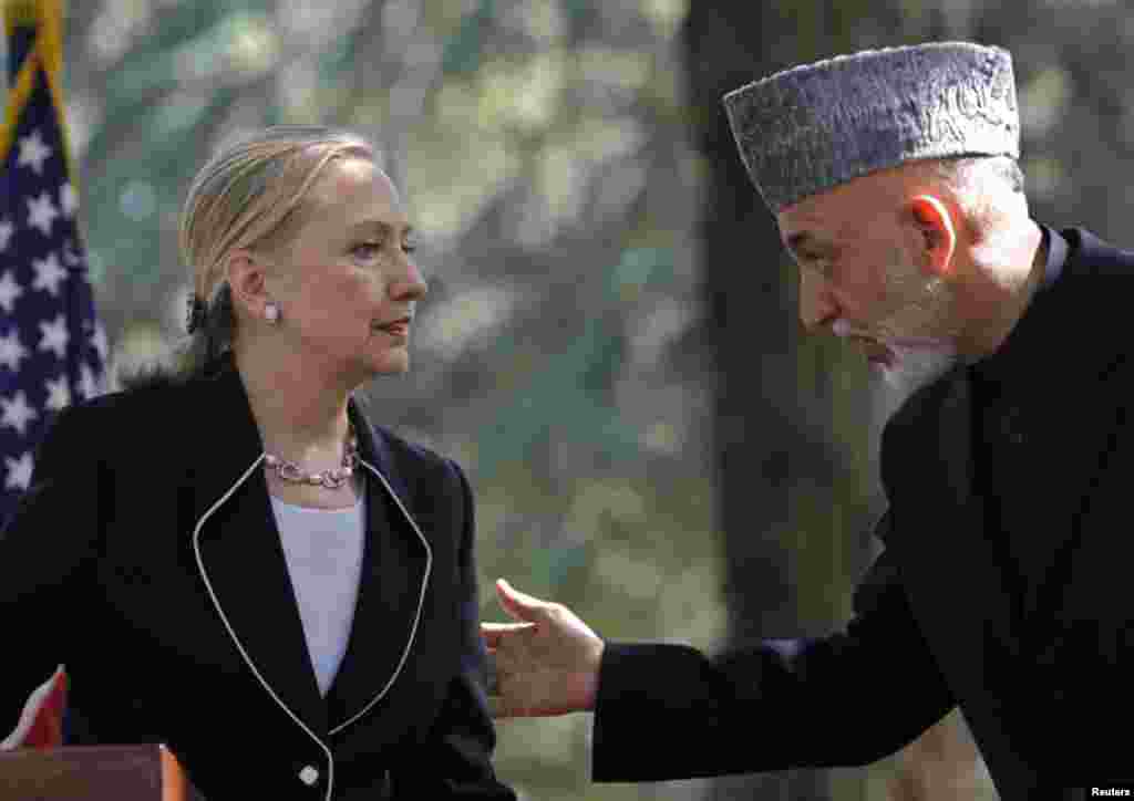 Hillary Clinton y el presidente afgano, Hamid Karzai, este s&aacute;bado en la visita sorpresa a ese pa&iacute;s, que fue nombrado mejor aliado exterior a la OTAN por parte de EE.UU.