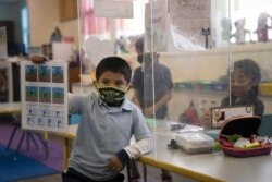 Cesar Verdugo, 5, menunjukkan karyanya kepada gurunya di kelas pra-TK di West Orange Elementary School di AS sebagai ilustrasi. (Foto: AP)