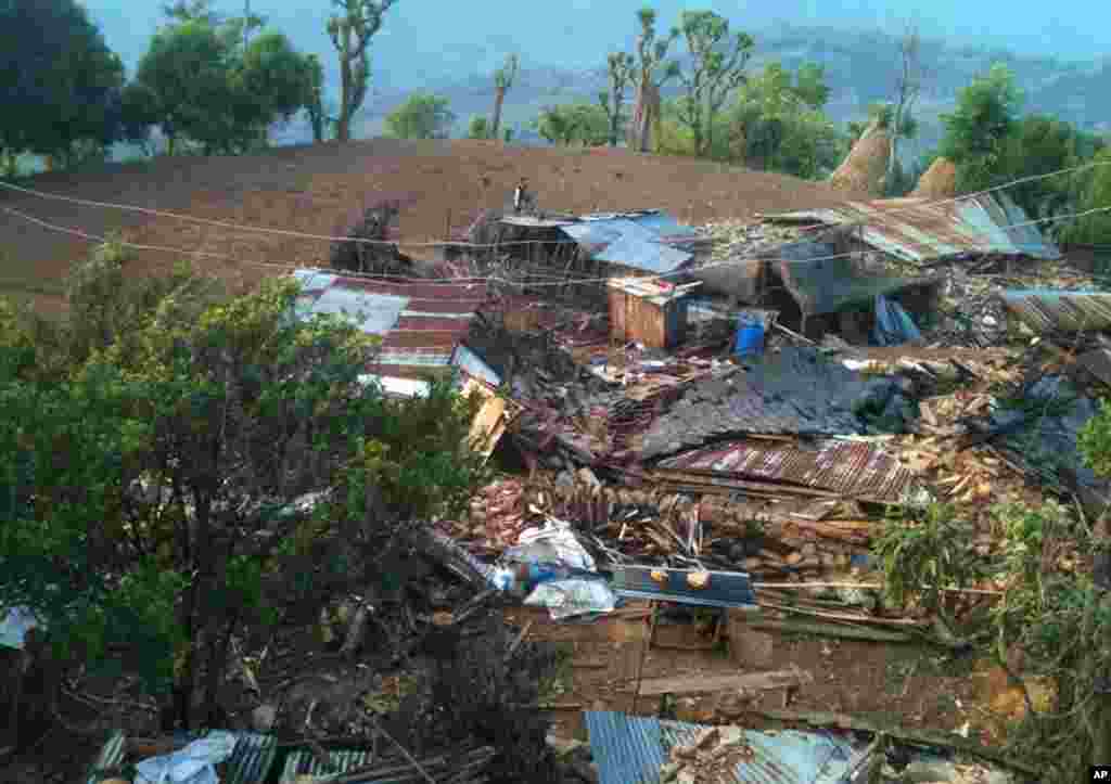 Rumah-rumah hancur oleh gempa bumi di desa Paslang, kota Gorkha di Nepal (27/4). ​(Bishwo Ghimire/World Vision via AP)