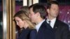 Ivanka Trump y su esposo Jared Kushner salen del Club 21 en Manhattan, luego de cenar con el presidente electo Donald Trump el martes 15 de noviembre.