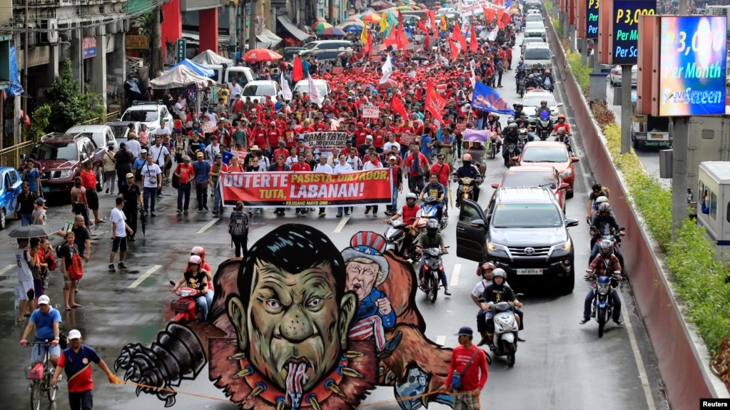 Hình nộm của Tổng thống Philippines Rodrigo Duterte và Tổng thống Mỹ Donald Trump được các nhóm chống đối mang đi trong cuộc tuần hành ở Manila, chống kế hoạch lập chính phủ cách mạng của ông Duterte, ngày 30/11/2017.