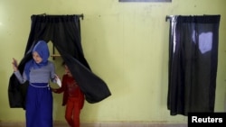 Une femme quitte l'isoloir après avoir voté à Tifelt, Rabat, Maroc, le 4 septembre 2015.