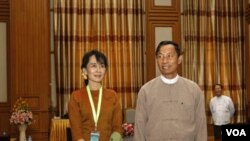 Pemimpin demokrasi Burma Aung San Suu Kyi (kiri) bertemu Ketua Parlemen Burma, Shwe Man dalam kunjungan Suu Kyi ke ibukota Naypyitaw (23/12).