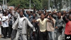 Warga muslim Ethiopia melakukan demonstrasi seusai shalat Jumat di ibukota Addis Ababa (25/5).