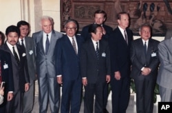 FILE: Cambodian Prime Minister Hun Sen (l) poses with Foreign Minister Eduard Shevardnadze (Soviet Union), Hiroshi Mitsuzuka (Japan), Qian Qichen (China), Gareth Evans (Australia), James Baker (United States) and Cambodian resistance leader Prince Norodom Sihanouk conference on Cambodia on Sunday, July 30, 1989 in Paris. (AP Photo/Michael Lipchitz)