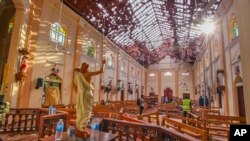 نمایی از داخل کلیسای سن سباستین در شمال شهر کلمبو در سری‌لانکا پس از انفجار مرگبار روز یکشنبه ۲۱ آوریل ۲۰۱۹ 