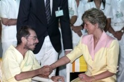 Putri Diana menyalami seorang pasien AIDS di rumah sakit Universitas Federal Rio de Janeiro, 25 April 1991. (REUTERS/Vanderlei Almeida)