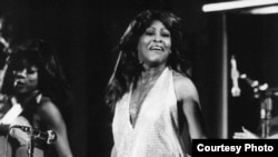 Këngëtarja Tina Turner gjatë koncertit të saj në Zyrih të Zvicrës në 1964.