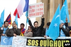 法国的维吾尔族和藏族示威者2019年3月24日在巴黎的托克罗德罗广场游行，抗议习近平。