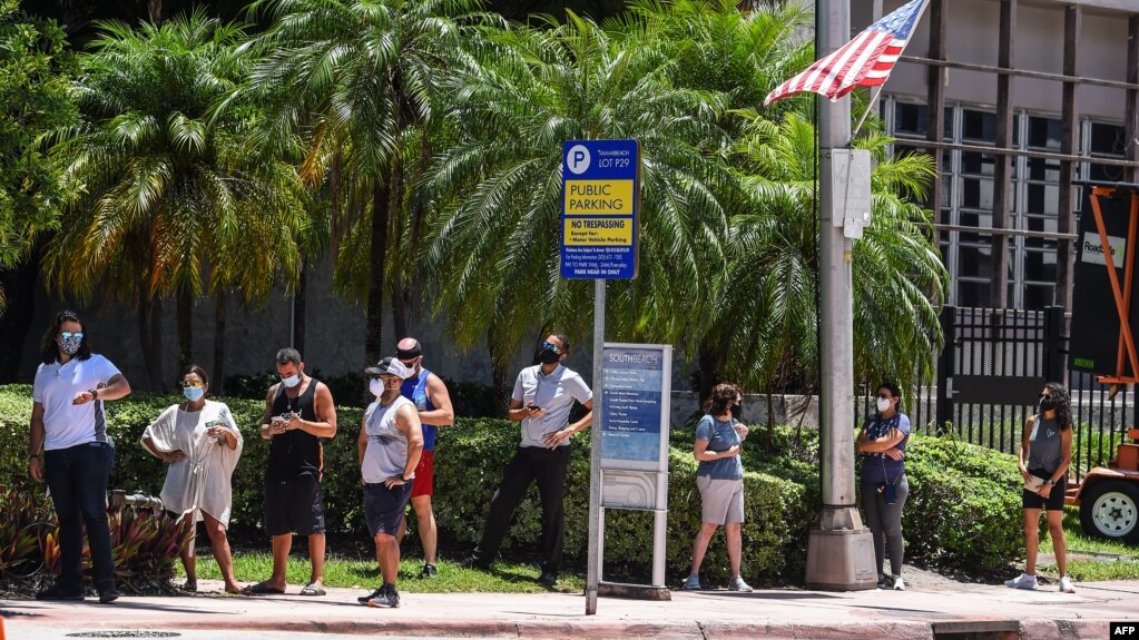 Njerëzit presin në radhë për tu testuar për koronavirusin në Miami Beach, Florida