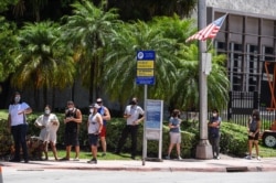 Antrean warga untuk tes Covid-19 di lokasi pengujian "walk-in" dan "drive-through" di Miami Beach, Florida, 24 Juni 2020.