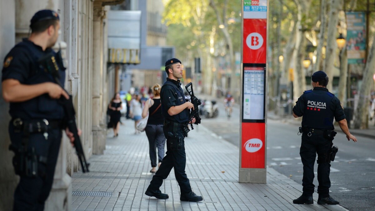 Сми испании. Испанские полицейские летняя форма. Туристическая полиция в Испании. Испанская полиция. Летняя форма полицейского Испании.