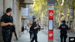 Les forces de sécurité déployées sur la rue à Las Ramblas, Barcelone, Espagne, 18 août 2017.