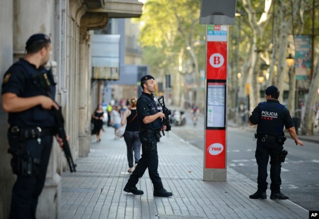 Policët e armatosur patrullojnë një rrugë në Las Ramblas, Barcelona, Spanjë, 18 gusht 2017