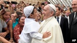 Pope Francisiko ateruye umwana yambaye nkawe