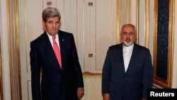 အမေရိကန်နိုင်ငံခြားရေးဝန်ကြီး John Kerry (ဝဲ) နဲ့ အီရန်နိုင်ငံခြားရေးဝန်ကြီး Javad Zarif (ယာ) 