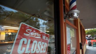 Một tiệm hớt tóc phải đóng cửa vì lệnh ở nhà ở Encinitas, miền Nam California
