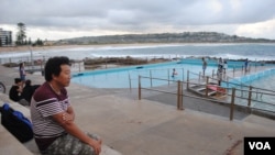 Pasang Tsering had never seen the ocean before emigrating to Australia. Now he teaches swimming to Tibetans in Sydney. (Amy Yee for VOA News)