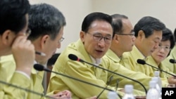 South Korean President Lee Myung-bak, second from left, presides over a cabinet meeting at the presidential house in Seoul, South Korea, Aug. 16, 2011.