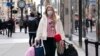 En esta fotografía de archivo del 10 de diciembre de 2020, una mujer carga bolsas de compras en Nueva York.