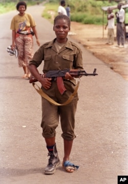 A female soldier in the Armed Forces of Liberia, or AFL, returns from the front, Monrovia, Liberia, Saturday, Nov. 14, 1992. (AP/Hassan Amini)