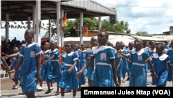 Des élèves du cycle primaire lors de la fête nationale à Mbanga dans la région du littoral, le 20 mai 2019. (VOA/Emmanuel Jules Ntap)