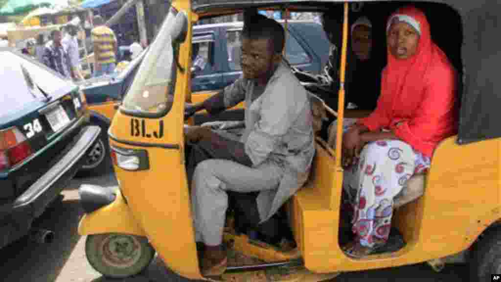 Wata fasinja a cikin keken NAPEP, ko a-daidaita-sahu, su na tsaye cikin go-slow a Maiduguri, Jihar Borno.