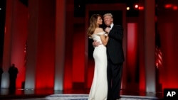 Presiden Donald Trump berdansa dengan Ibu Negara Melania Trump di Liberty Ball, Washington, 20 Januari 2017. (Foto: AP)
