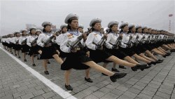 노동당 창건 65주년을 기념하는 북한 여군의 행진