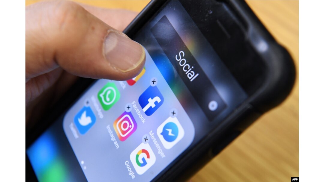 Mulai dari Twitter sampai WhatsApp, kehadiran media sosial dianggap membantu suara rakyat lebih terdengar. (Foto: AFP)