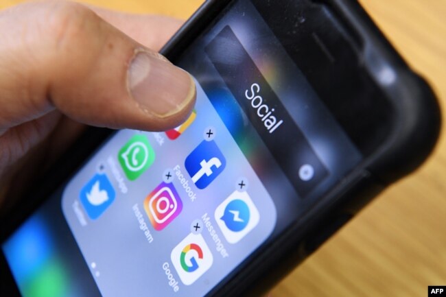 Mulai dari Twitter sampai WhatsApp, kehadiran media sosial dianggap membantu suara rakyat lebih terdengar. (Foto: AFP)