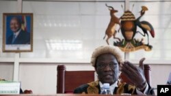 Juiz Stephen Kavuma lê o veridicto final no Tribunal Constitucional do Uganda, Agosto 1, 2014.