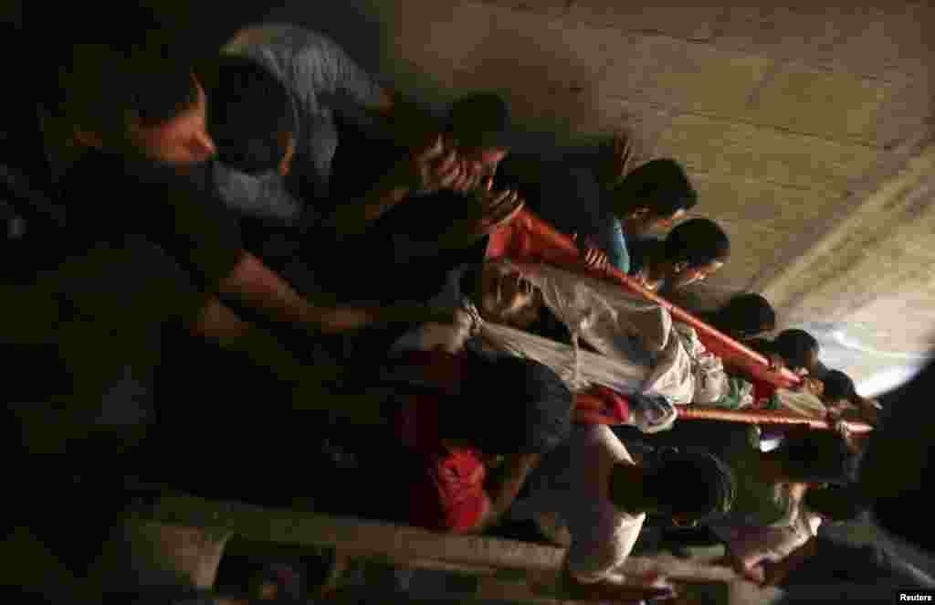 Warga yang berduka cita membawa jenazah militan Palestina Marwan Sleem dalam pemakamannya di Jalur Gaza bagian tengah (7/7).