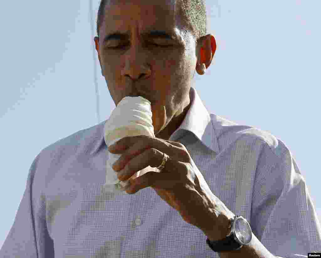 Durante su paso por DeWitt, Iowa, el mandatario hizo una parada en la helader&iacute;a&nbsp;Dairy Treats, en agosto de 2011.