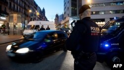 Catalan regional police officers Mossos d'Esquadra and Urban Guard police controls the entrance of the Ramblas boulevard in Barcelona on Dec. 24, 2018.