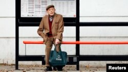 مرد مسنی که در یک ایستگاه اتوبوس در لندن تنها نشسته است. صد ها هزار نفر در بریتانیا دچار تنهایی مزمن هستند که اکثر آنها را افراد مسن تشکیل می دهند. 