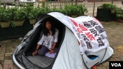 北京市民在港英皇集團前絕食＂討債＂(美國之音海彥拍攝)