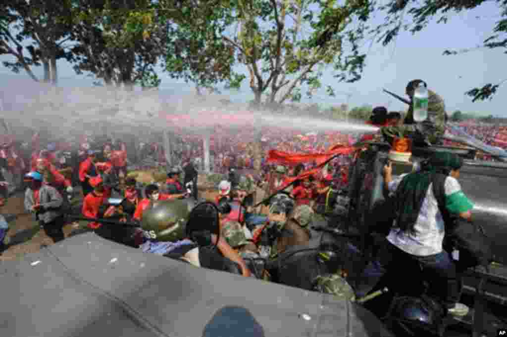 Thai soldiers use water cannon on Red Shirt protesters in Bangkok on April 9, 2010.