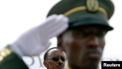 Un soldat rwandais devant le président Paul Kagame, à l'aéroport de Kigali, le 6 février 2008.