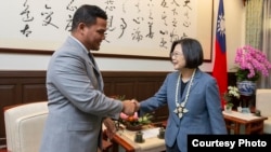 台湾总统蔡英文2019年11月20日在台北会晤图瓦卢外长柯飞(照片来源：台湾总统府网站)