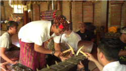 Konsultan budaya Raya, Dewa Putu Berata, dan anggota sanggar Çudamani mengajarkan gamelan kepada kru Raya saat berkunjung ke Bali.